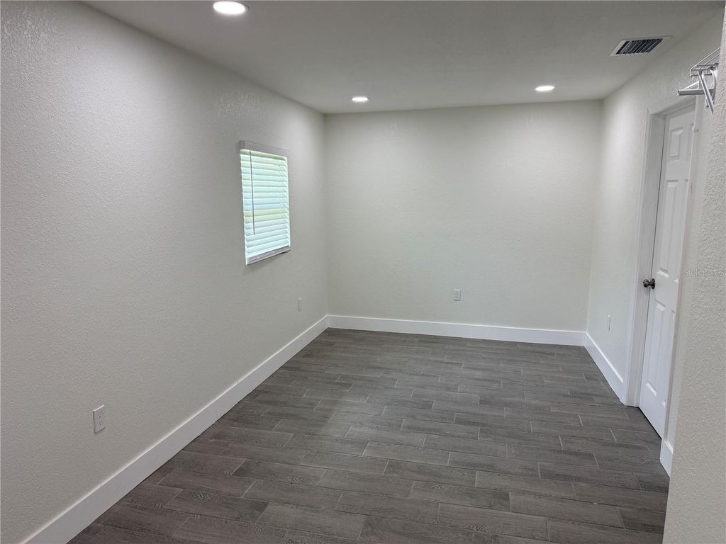 Image 10 of property listing at 3319 12TH STREET COURT E, Bradenton, FL 34208