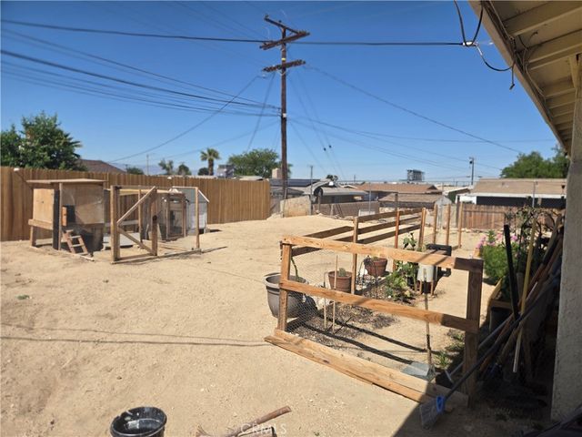 16211 Encina, Victorville, CA 92395
