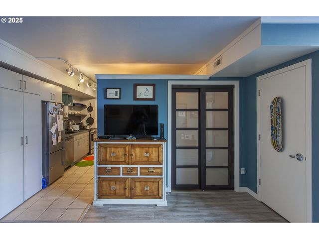 533 Ne HOLLADAY St 308, Portland, OR 97232