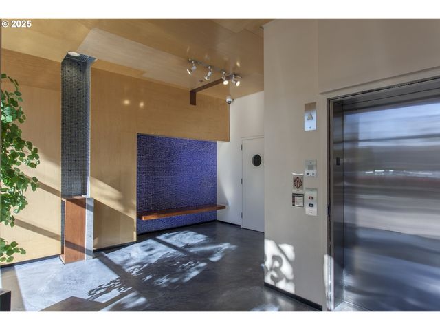 533 Ne HOLLADAY St 308, Portland, OR 97232