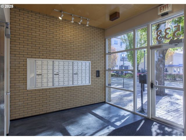 533 Ne HOLLADAY St 308, Portland, OR 97232