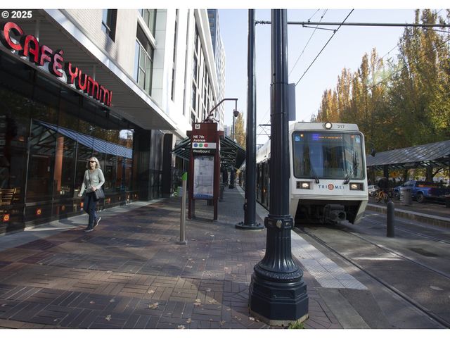 533 Ne HOLLADAY St 308, Portland, OR 97232