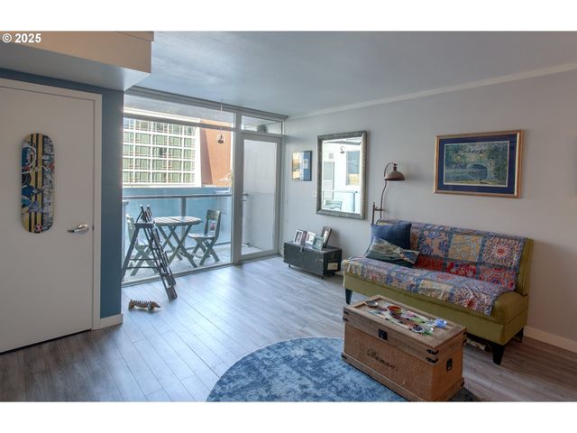 533 Ne HOLLADAY St 308, Portland, OR 97232