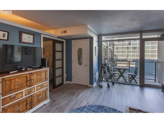 533 Ne HOLLADAY St 308, Portland, OR 97232