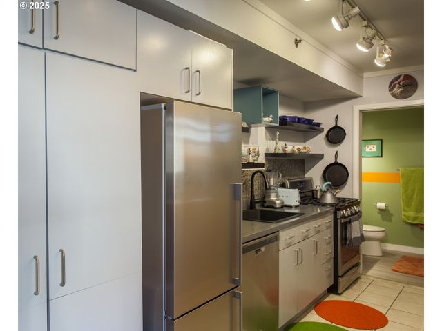 533 Ne HOLLADAY St 308, Portland, OR 97232