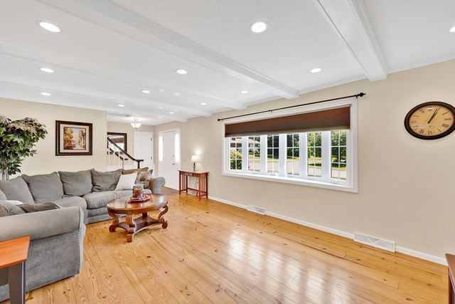 3 Mark Rd, Wilbraham, MA 01095