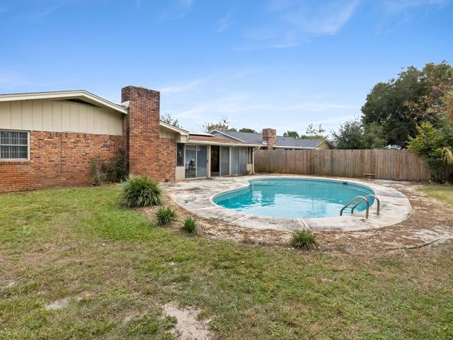 15 W Casa Loma Drive, Mary Esther, FL 32569