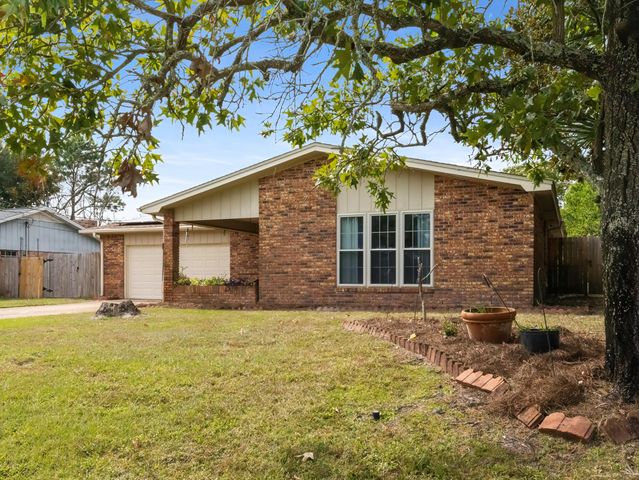 15 W Casa Loma Drive, Mary Esther, FL 32569