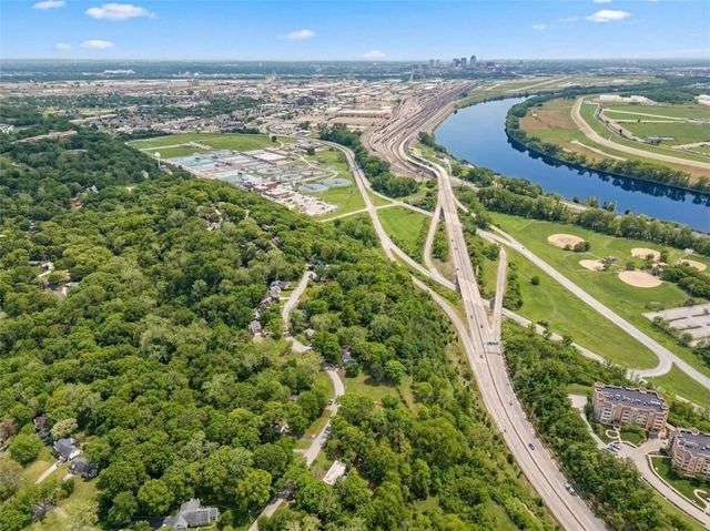 3848 N Briarcliff Road, Kansas City, MO 64116