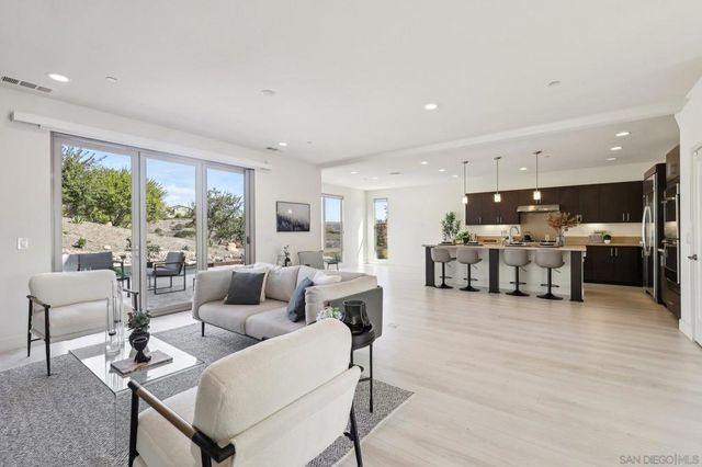 5970 Shaw Lopez Row, San Diego, CA 92121