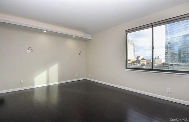 10 Cottage Place 11E, White Plains, NY 10601