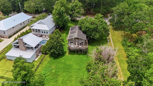 326 Magnolia Avenue, Ocean Springs, MS 39564