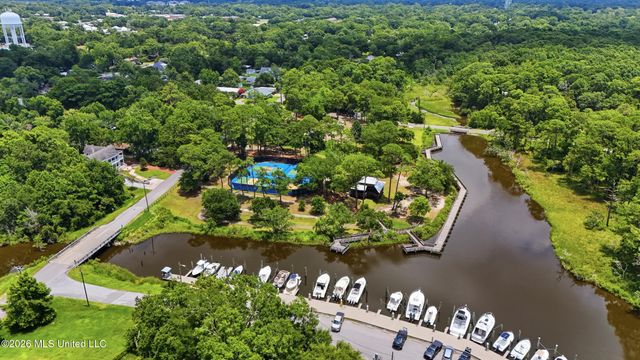 326 Magnolia Avenue, Ocean Springs, MS 39564