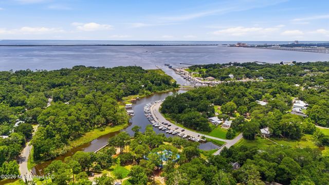 326 Magnolia Avenue, Ocean Springs, MS 39564