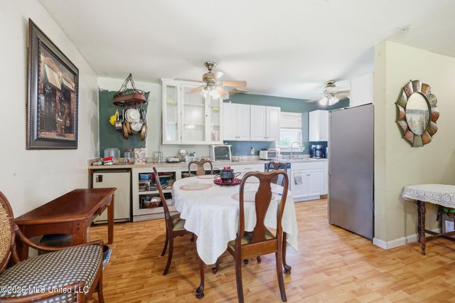 326 Magnolia Avenue, Ocean Springs, MS 39564