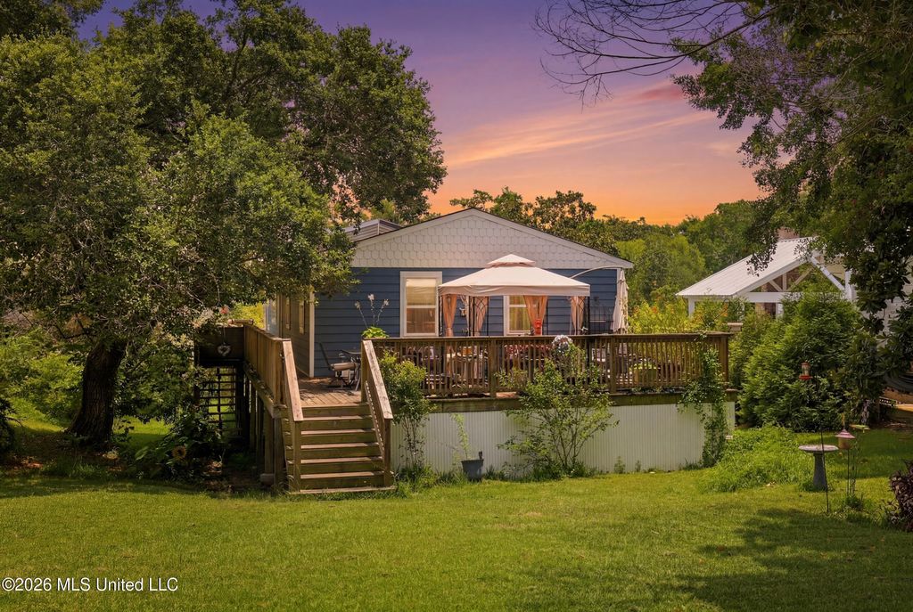 326 Magnolia Avenue, Ocean Springs, MS 39564