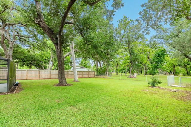224 Banyan Street, Lake Jackson, TX 77566