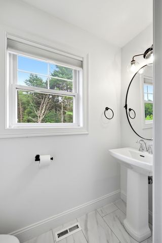 18 Woodland Ln, Belchertown, MA 01007