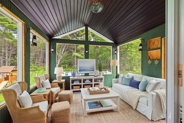 18 Woodland Ln, Belchertown, MA 01007