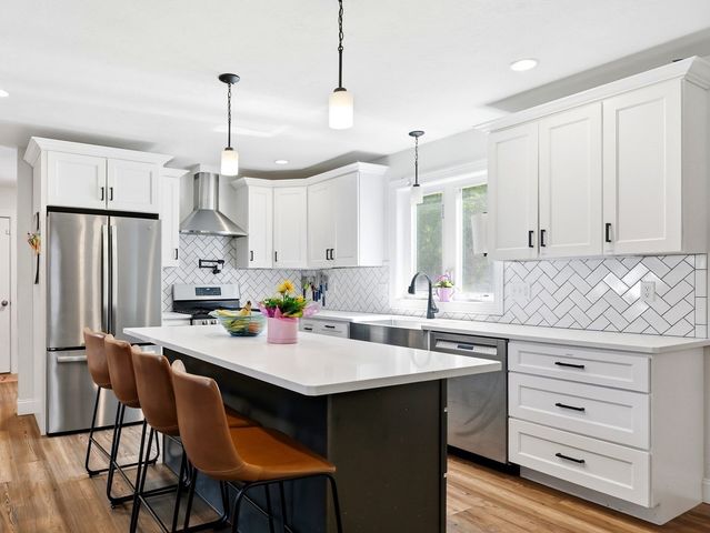 18 Woodland Ln, Belchertown, MA 01007