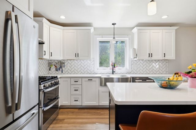 18 Woodland Ln, Belchertown, MA 01007