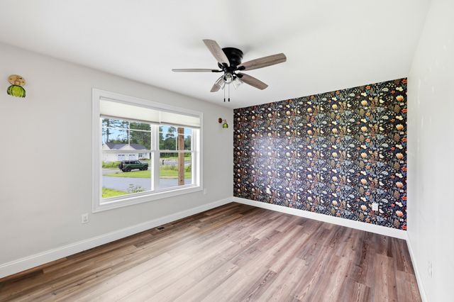 18 Woodland Ln, Belchertown, MA 01007