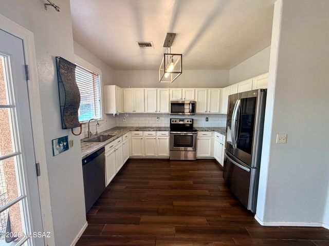 8025 W Sunfire Drive, Tucson, AZ 85743