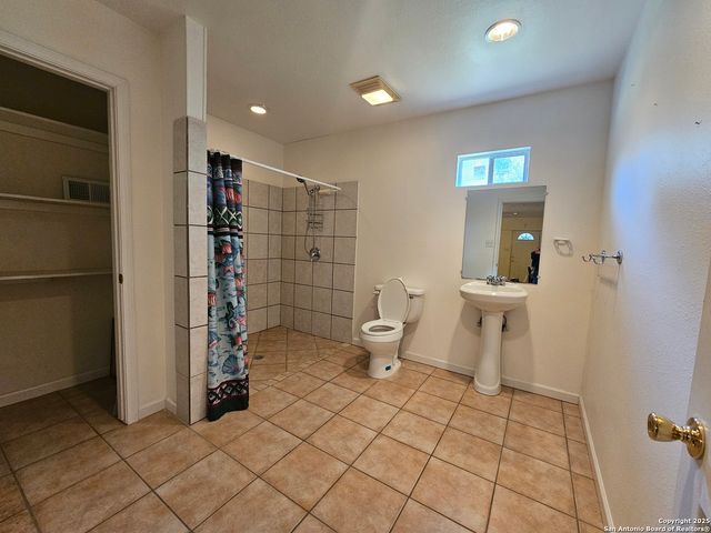 5522 Newcome Dr, San Antonio, TX 78240