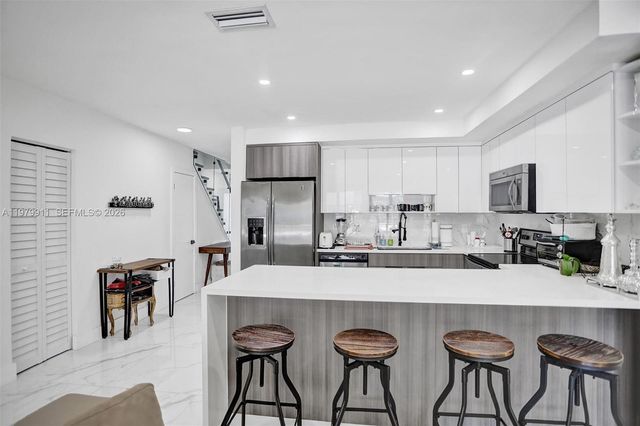 3648 NE 167th St 27, North Miami Beach, FL 33160