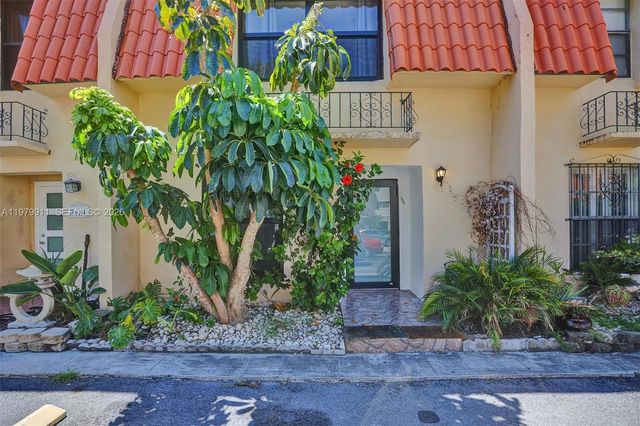 3648 NE 167th St 27, North Miami Beach, FL 33160