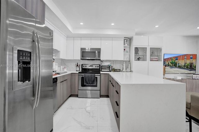 3648 NE 167th St 27, North Miami Beach, FL 33160