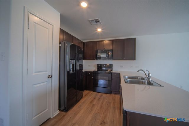 301 Rancho Del Cielo Loop, Jarrell, TX 76537