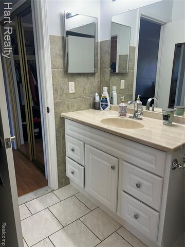 34820 Valleyview Drive C5, Sterling Heights, MI 48312