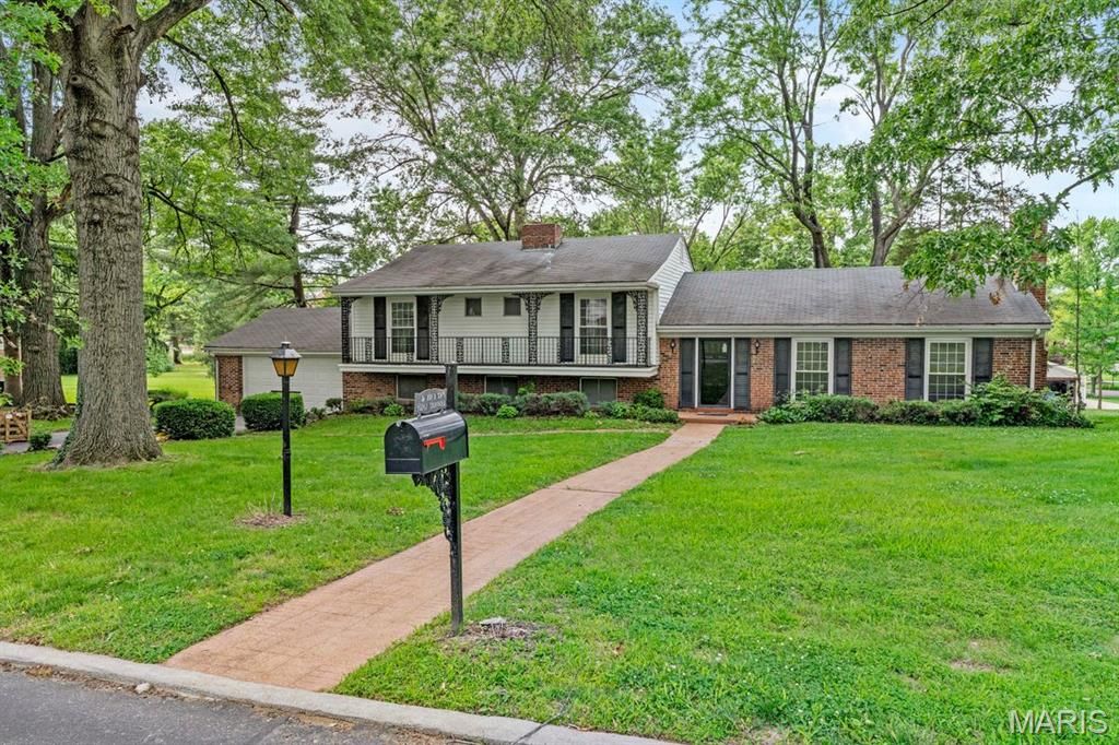 10267 Thornwood Drive, Ladue, MO 63124