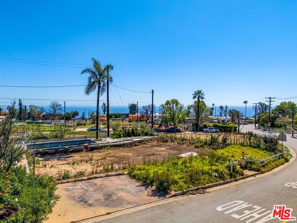 Image 10 of property listing at 16918 Marquez Avenue, Pacific Palisades, CA 90272