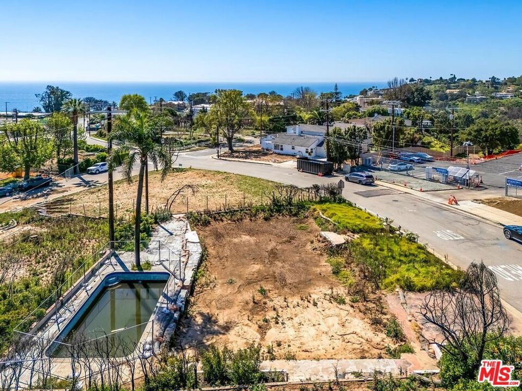 Image 4 of property listing at 16918 Marquez Avenue, Pacific Palisades, CA 90272