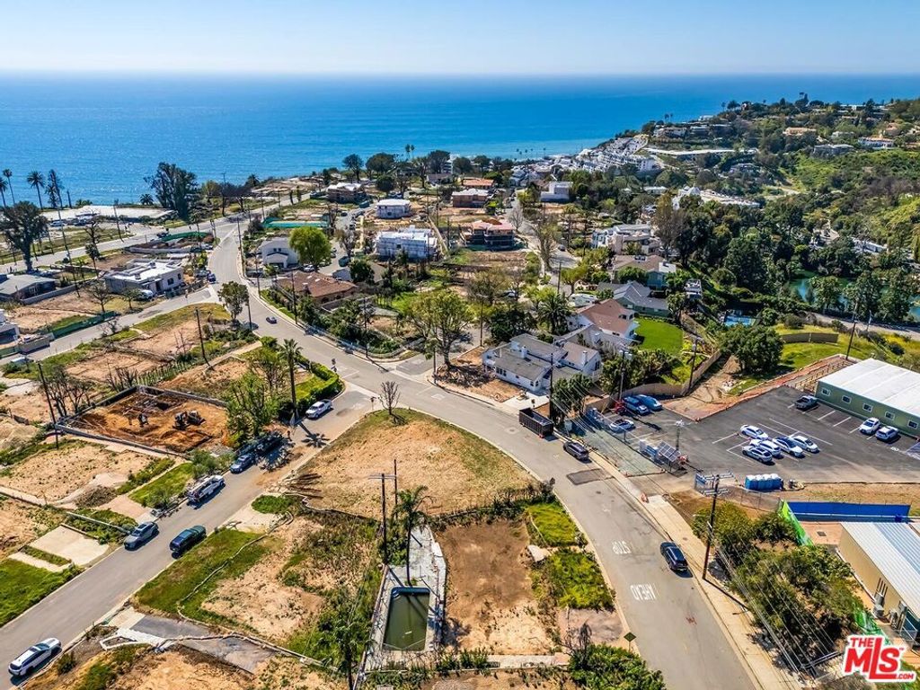 Image 6 of property listing at 16918 Marquez Avenue, Pacific Palisades, CA 90272