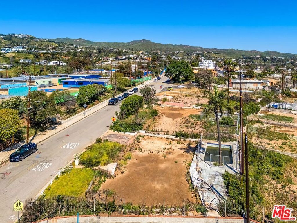 Image 8 of property listing at 16918 Marquez Avenue, Pacific Palisades, CA 90272