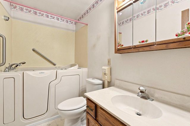 117 Manor COURT, Slinger, WI 53086
