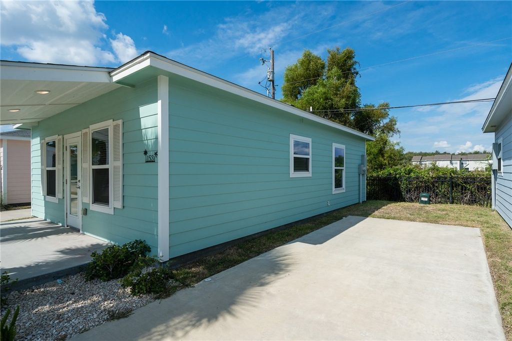 153 Oasis Cir, Rockport, TX 78382 — photo 3
