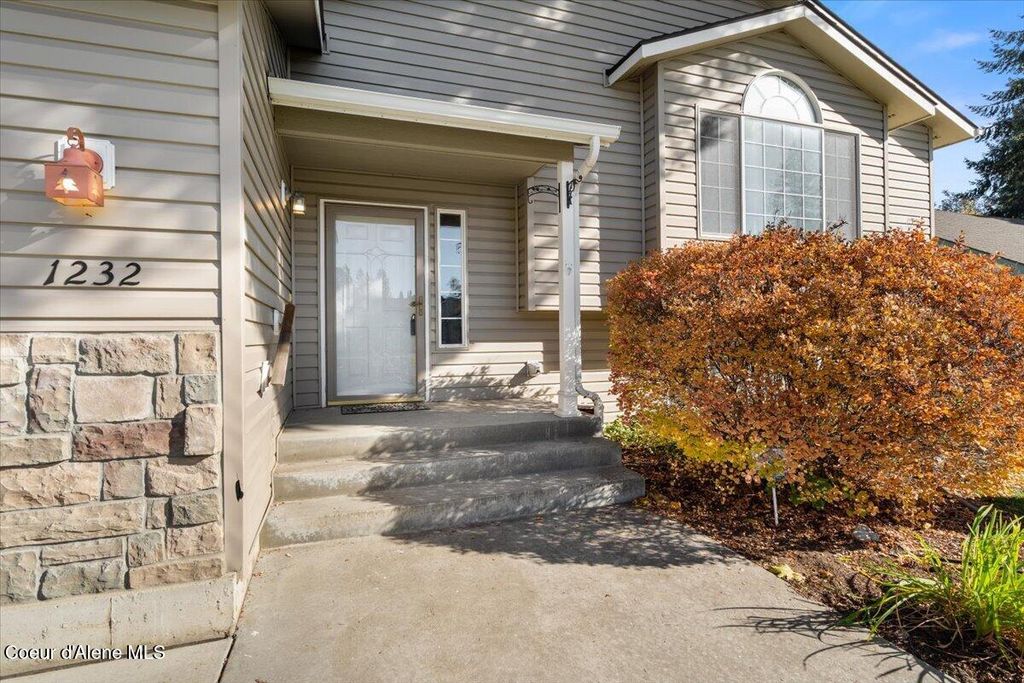 1232 W Edgewood CIR, Coeur d'Alene, ID 83815 photo 3