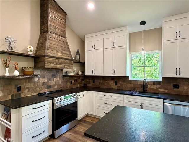 128 Arrowood Lane, Harmony, NC 28634