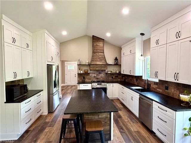 128 Arrowood Lane, Harmony, NC 28634