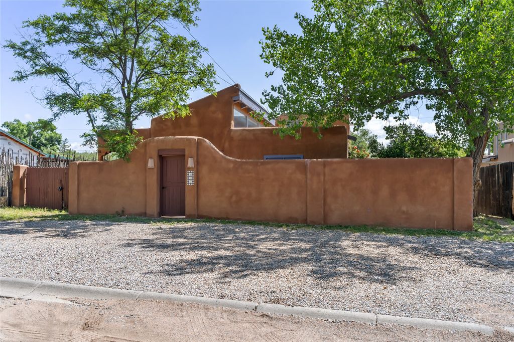 125 Mesa Vista Street, Santa Fe, NM 87501