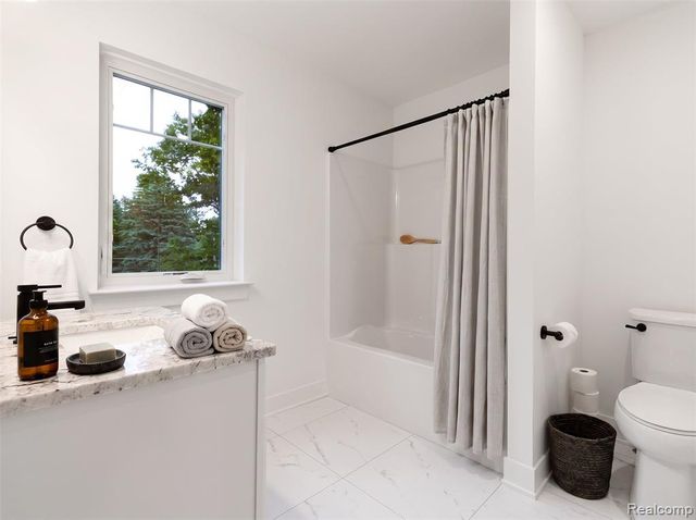 1206 W Round Lake Road, White Lake, MI 48386