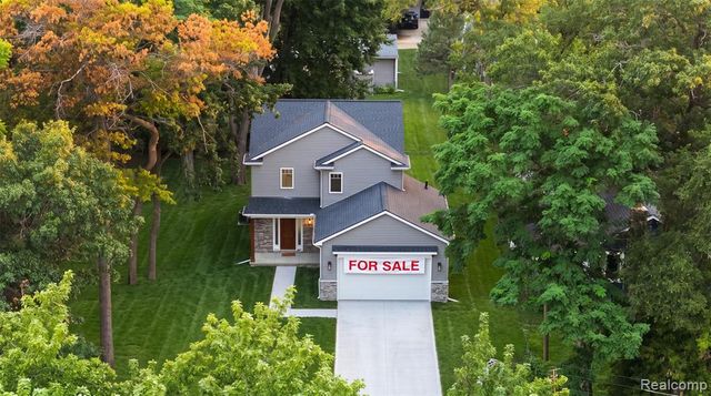 1206 W Round Lake Road, White Lake, MI 48386