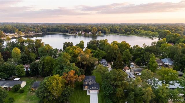 1206 W Round Lake Road, White Lake, MI 48386