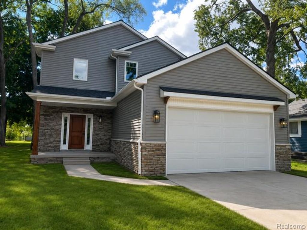 1206 W Round Lake Road, White Lake, MI 48386