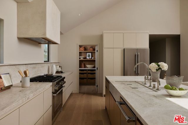 321 N Lucerne Boulevard, Los Angeles, CA 90004