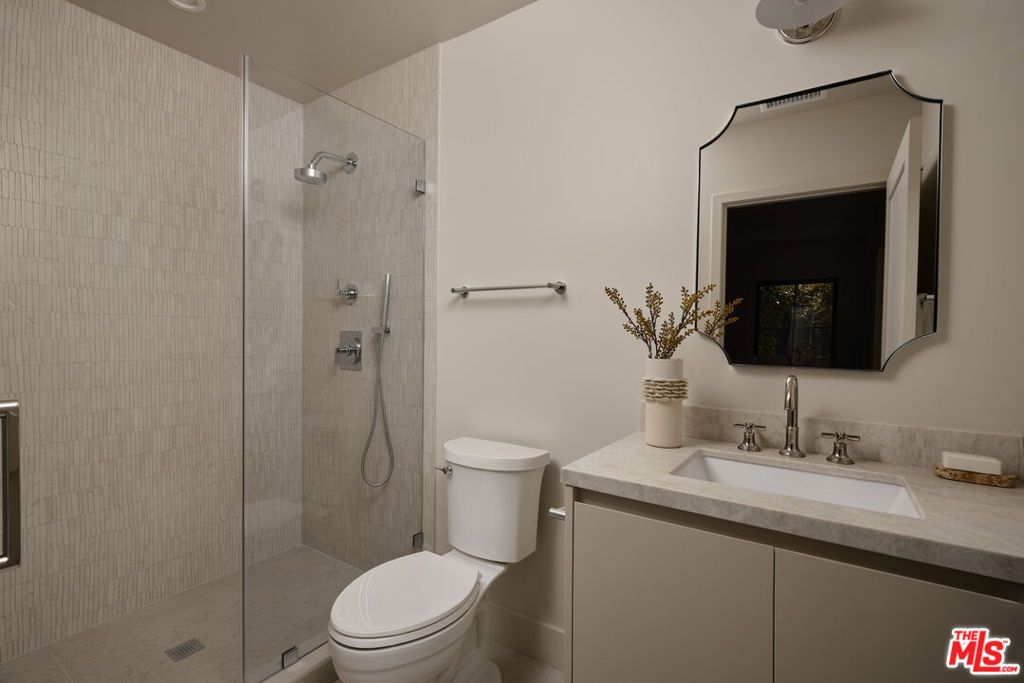 Image 10 of property listing at 321 N Lucerne Boulevard, Los Angeles, CA 90004